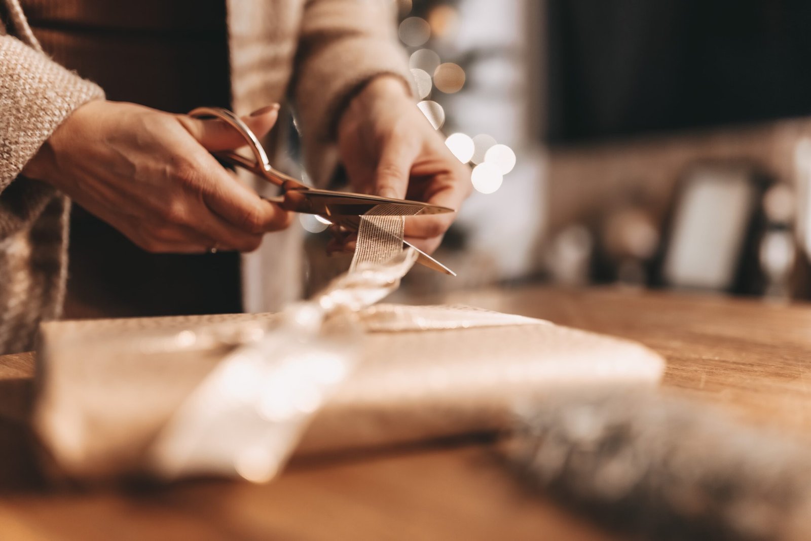 close-up-hands-wrapping-gifts-christmas-stylish-decoration-vintage-warm-colors El Yapımı Hediye Hazırlama