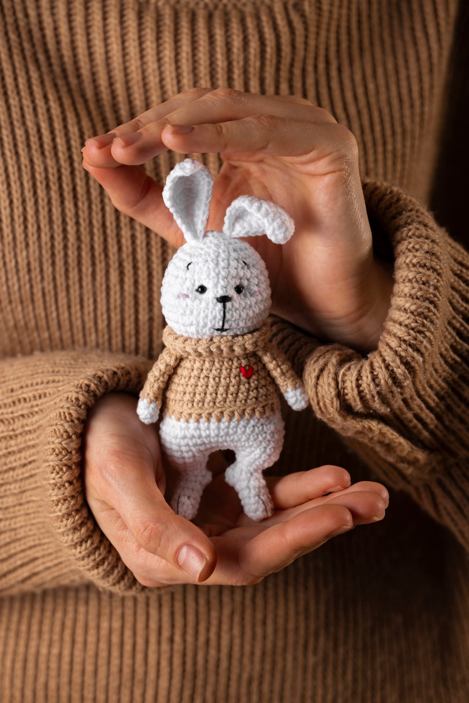 Elde tutulmuş el yapımı amigurumi tavşan oyuncağın yakın plan görünümü