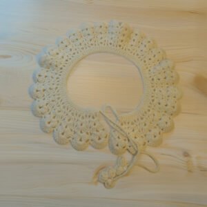 Zarif dokulu el örgüsü yaka tasarımı